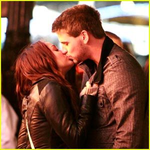 miley-cyrus-liam-hemsworth-kiss-paris.jpg