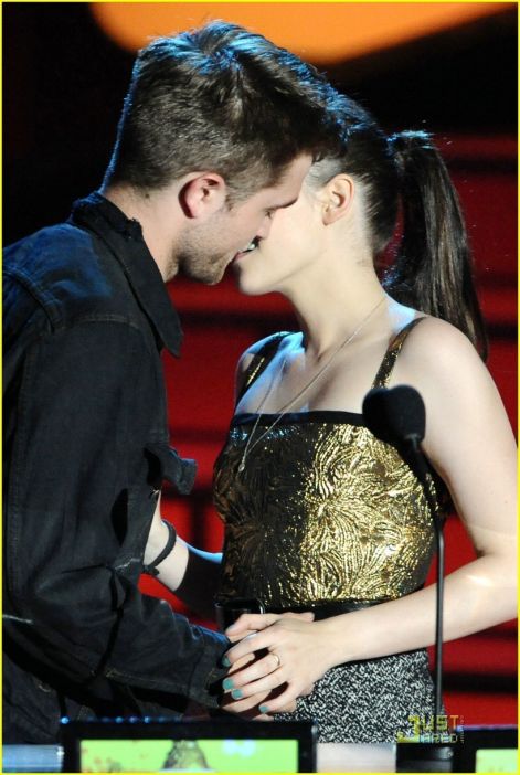 nson-kristen-stewart-best-kiss-couple-kristen-stewart-12797136-820-1222.jpg