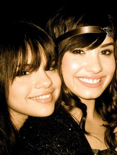 selena-demi-selena-gomez-and-demi-lovato-9347701-377-500.jpg
